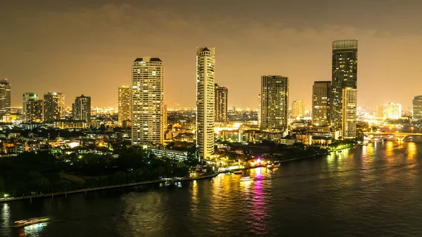 Skyline över Bangkok på kvällen — Stockfoto